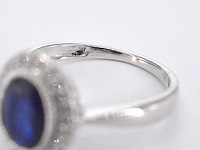 Witgouden entourage ring met diamanten en saffier - afbeelding 2 van  10