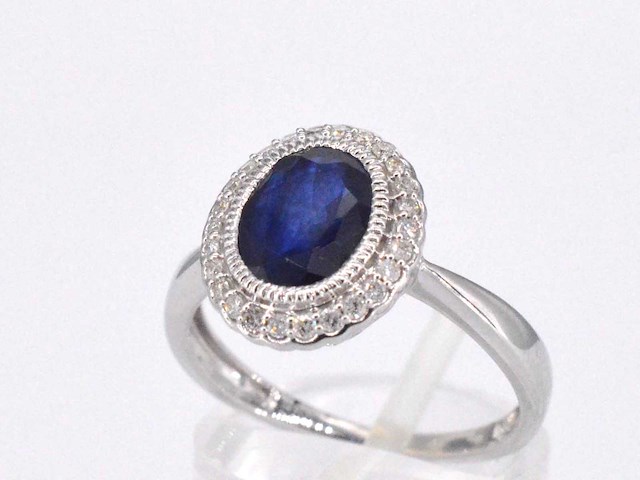 Witgouden entourage ring met diamanten en saffier - afbeelding 6 van  10