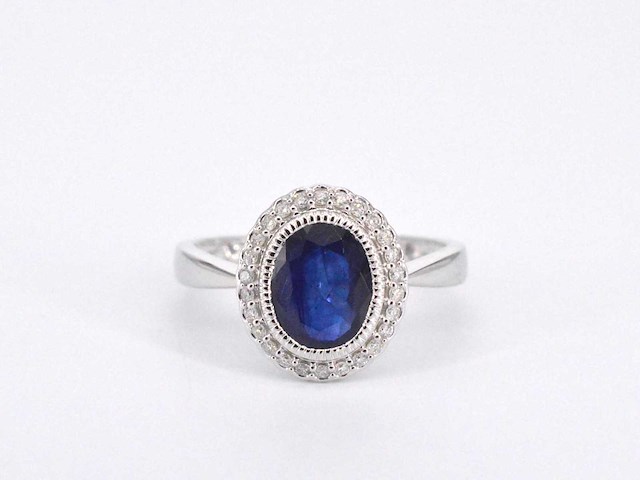 Witgouden entourage ring met diamanten en saffier - afbeelding 8 van  10