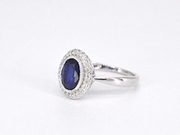 Witgouden entourage ring met diamanten en saffier - afbeelding 10 van  10