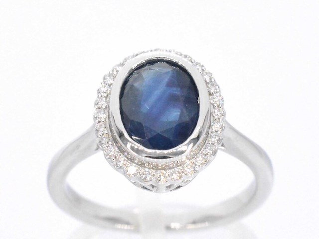 Witgouden entourage ring met diamanten en saffier - afbeelding 1 van  11