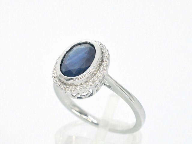 Witgouden entourage ring met diamanten en saffier - afbeelding 5 van  11