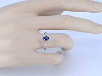 Witgouden entourage ring met diamanten en saffier - afbeelding 8 van  14