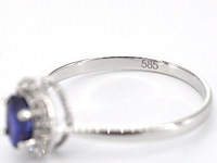 Witgouden entourage ring met diamanten en saffier - afbeelding 14 van  14