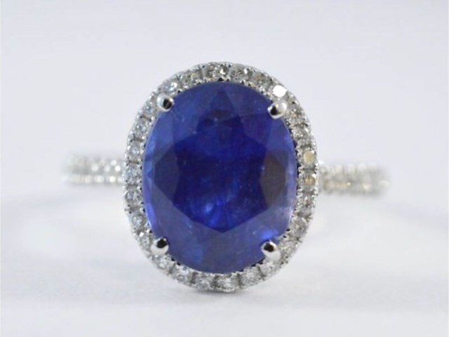 Witgouden entourage ring met diamanten en saffier - afbeelding 1 van  8