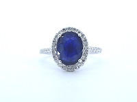 Witgouden entourage ring met diamanten en saffier