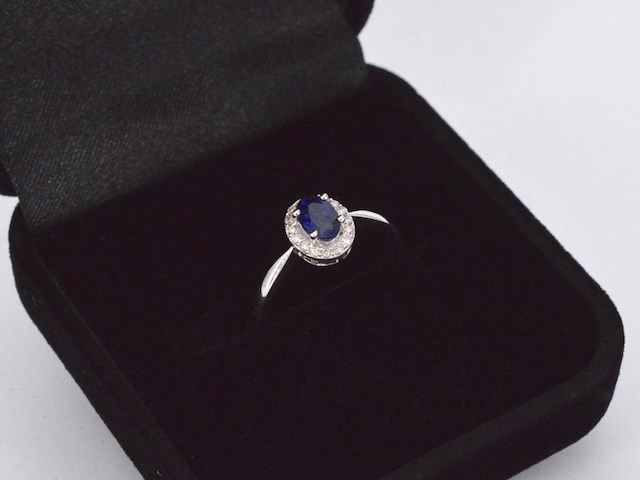 Witgouden entourage ring met diamanten en saffier - afbeelding 3 van  12