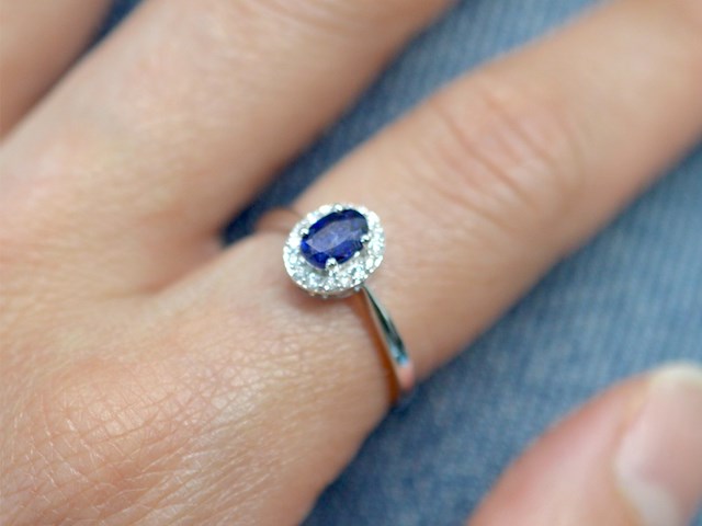 Witgouden entourage ring met diamanten en saffier - afbeelding 4 van  12