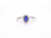 Witgouden entourage ring met diamanten en saffier - afbeelding 9 van  12