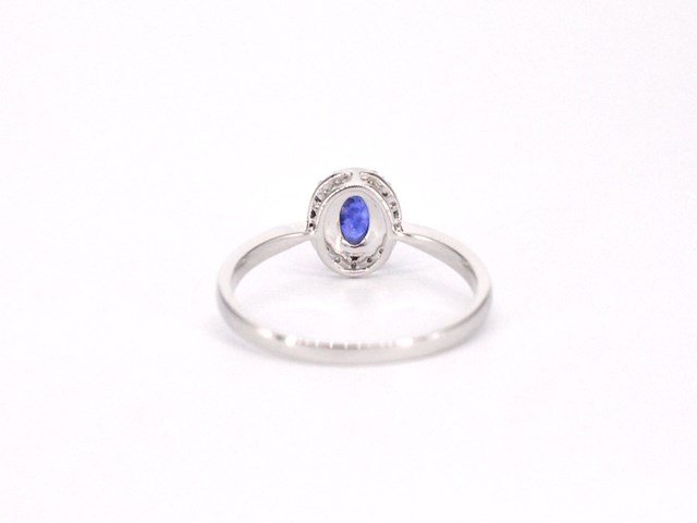 Witgouden entourage ring met diamanten en saffier - afbeelding 10 van  12