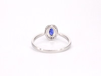 Witgouden entourage ring met diamanten en saffier - afbeelding 10 van  12