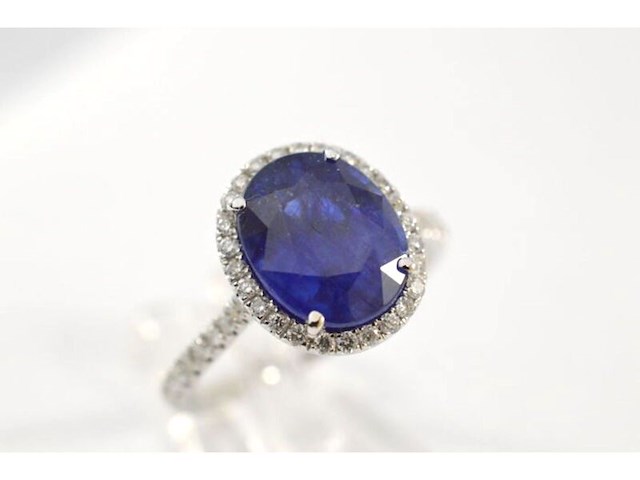 Witgouden entourage ring met diamanten en saffier - afbeelding 3 van  8