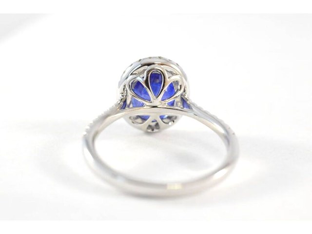 Witgouden entourage ring met diamanten en saffier - afbeelding 6 van  8