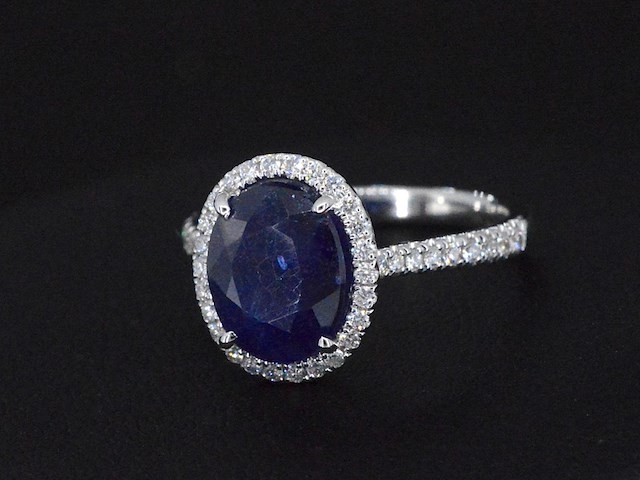 Witgouden entourage ring met diamanten en saffier - afbeelding 1 van  5