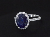 Witgouden entourage ring met diamanten en saffier