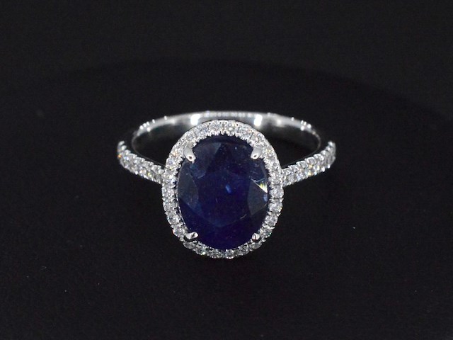 Witgouden entourage ring met diamanten en saffier - afbeelding 4 van  5