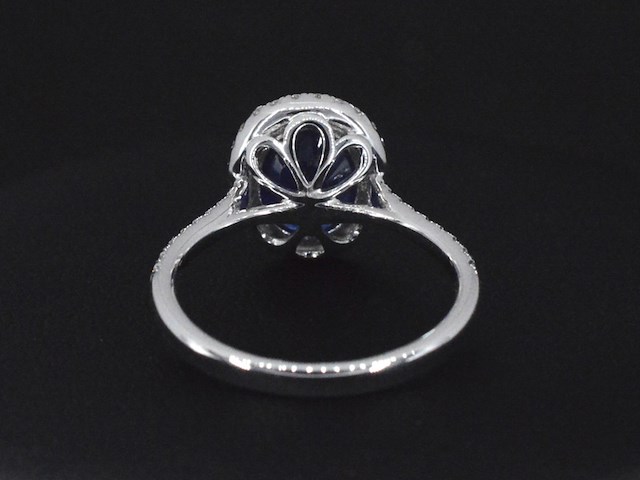 Witgouden entourage ring met diamanten en saffier - afbeelding 5 van  5