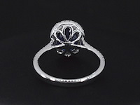 Witgouden entourage ring met diamanten en saffier - afbeelding 5 van  5