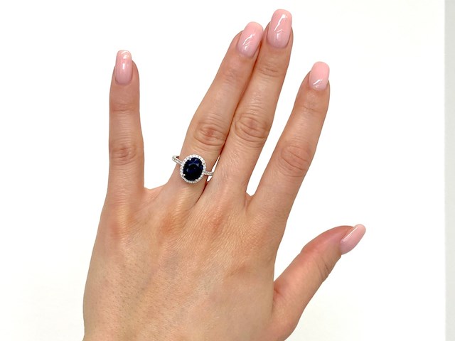 Witgouden entourage ring met diamanten en saffier - afbeelding 2 van  7