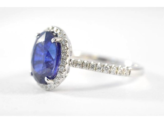 Witgouden entourage ring met diamanten en saffier - afbeelding 4 van  7