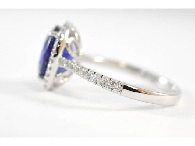 Witgouden entourage ring met diamanten en saffier - afbeelding 5 van  7