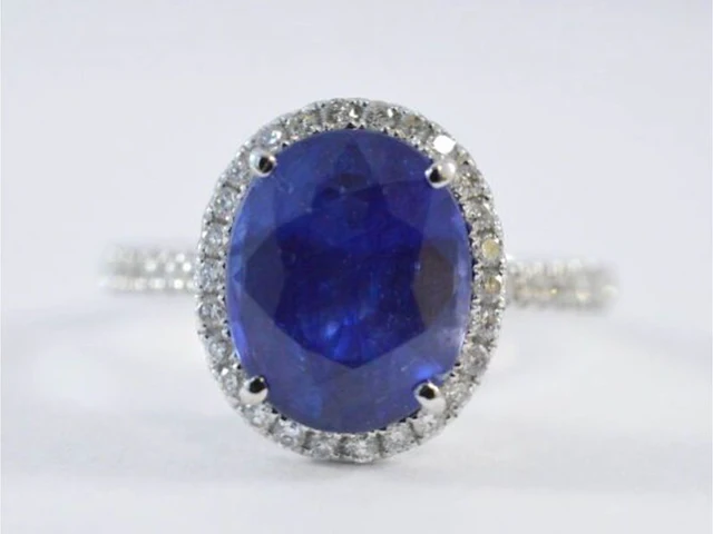 Witgouden entourage ring met diamanten en saffier - afbeelding 1 van  8