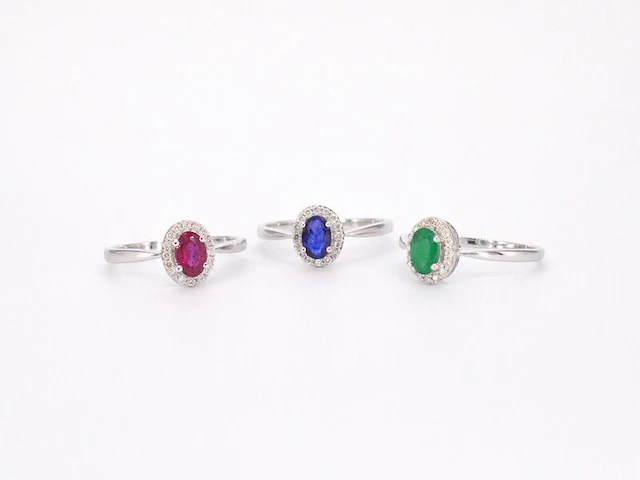 Witgouden entourage ring met diamanten en saffier - afbeelding 2 van  14
