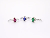 Witgouden entourage ring met diamanten en saffier - afbeelding 2 van  14