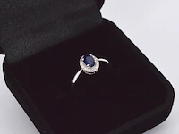 Witgouden entourage ring met diamanten en saffier - afbeelding 3 van  14