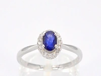 Witgouden entourage ring met diamanten en saffier