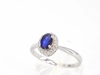 Witgouden entourage ring met diamanten en saffier - afbeelding 9 van  14