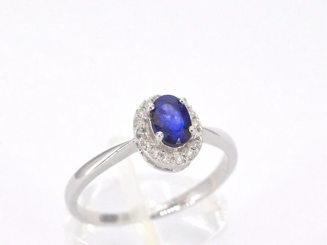 Witgouden entourage ring met diamanten en saffier - afbeelding 10 van  14