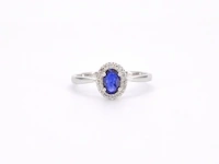 Witgouden entourage ring met diamanten en saffier - afbeelding 11 van  14