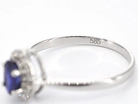 Witgouden entourage ring met diamanten en saffier - afbeelding 14 van  14