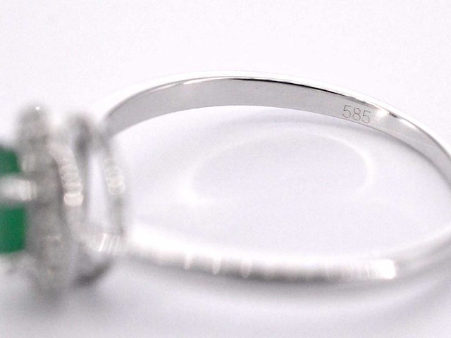 Witgouden entourage ring met diamanten en smaragd - afbeelding 2 van  10