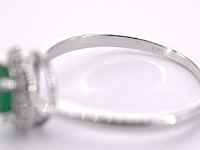 Witgouden entourage ring met diamanten en smaragd - afbeelding 2 van  10