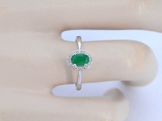 Witgouden entourage ring met diamanten en smaragd - afbeelding 3 van  10