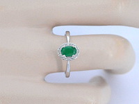 Witgouden entourage ring met diamanten en smaragd - afbeelding 3 van  10