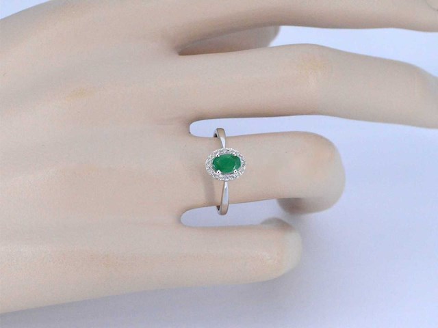 Witgouden entourage ring met diamanten en smaragd - afbeelding 5 van  10