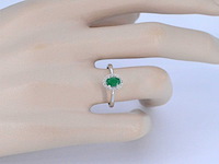 Witgouden entourage ring met diamanten en smaragd - afbeelding 5 van  10