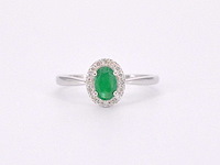 Witgouden entourage ring met diamanten en smaragd - afbeelding 8 van  10