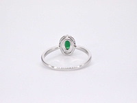 Witgouden entourage ring met diamanten en smaragd - afbeelding 9 van  10