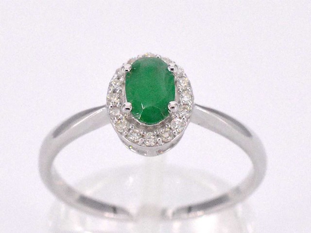 Witgouden entourage ring met diamanten en smaragd - afbeelding 1 van  10