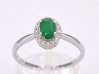 Witgouden entourage ring met diamanten en smaragd - afbeelding 1 van  10
