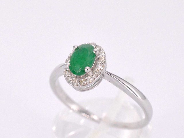 Witgouden entourage ring met diamanten en smaragd - afbeelding 6 van  10