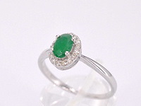 Witgouden entourage ring met diamanten en smaragd - afbeelding 6 van  10