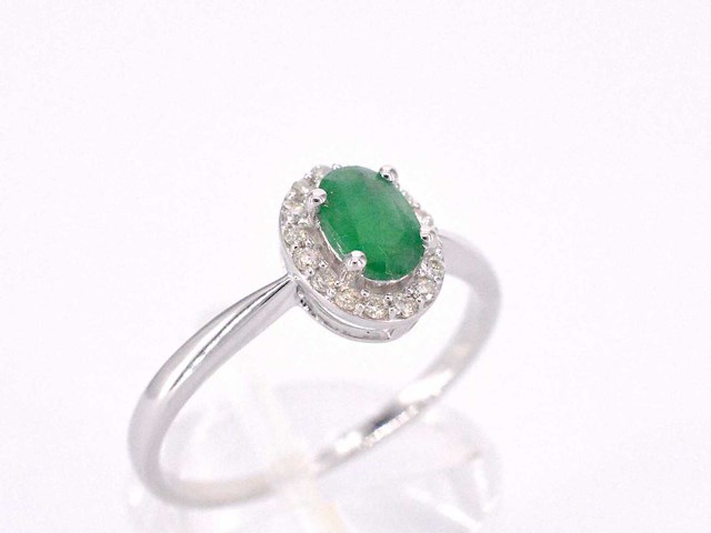 Witgouden entourage ring met diamanten en smaragd - afbeelding 7 van  10
