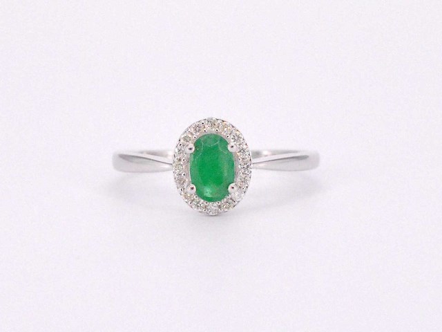 Witgouden entourage ring met diamanten en smaragd - afbeelding 8 van  10