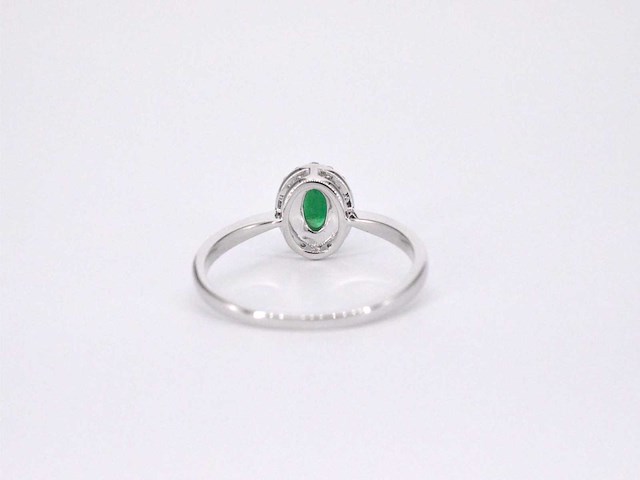 Witgouden entourage ring met diamanten en smaragd - afbeelding 9 van  10