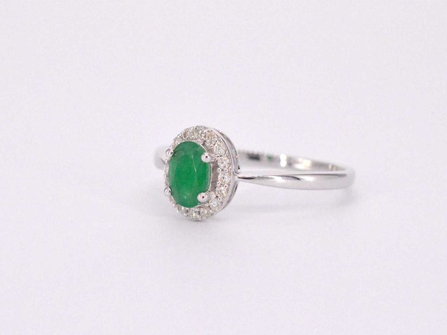 Witgouden entourage ring met diamanten en smaragd - afbeelding 10 van  10